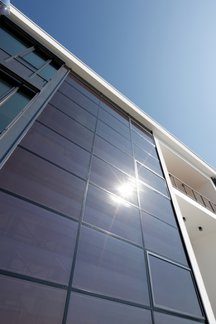 Obiekt biurowy z ciepłą fasadą  Schüco FW 50+.HI  zintegrowaną z modułami fotowoltaicznymi  Schüco ProSol TF Fot. Schüco