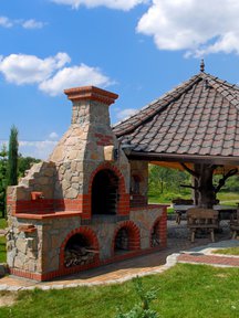 Grill częściowo murowany z klinkieru i zadaszenie z dachówek ceramicznych 