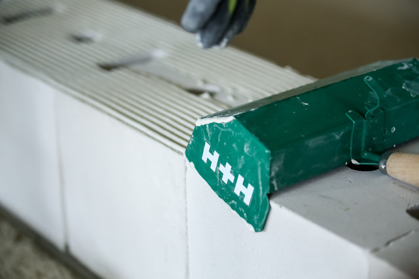 H+H Silikaty charakteryzują się wysoką zdolnością akumulacji ciepła, dzięki czemu  są w stanie pomóc zniwelować wpływ znacznych różnic temperatury zewnętrznej  i utrzymują w pomieszczeniach w miarę stałą temperaturę.  Fot. H+H