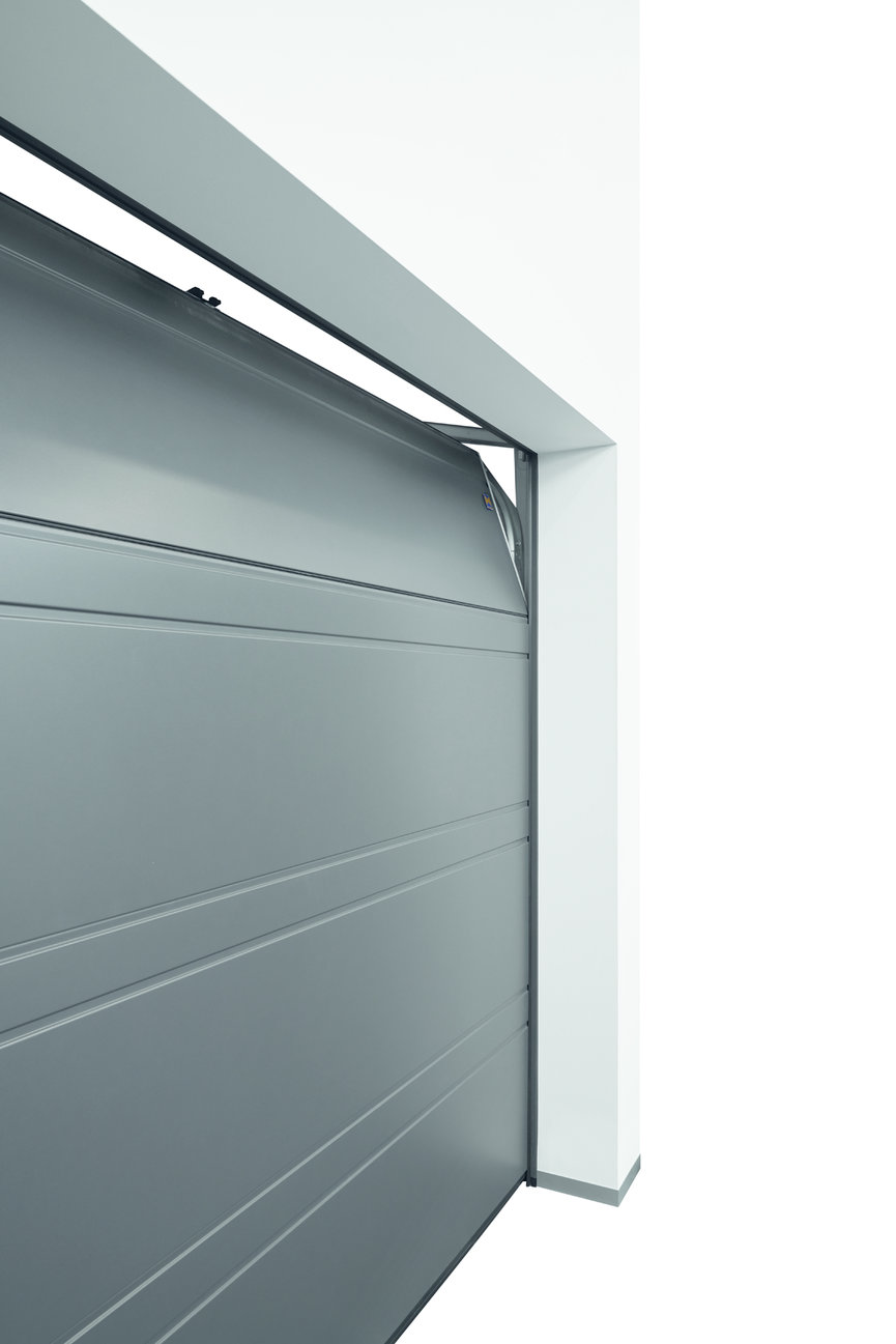 Do garaży z grubymi i szczelnymi bramami firma Hörmann oferuje innowacyjny system zapewniający ich wentylowanie. Wietrzenie odbywa się poprzez uchylenie najwyższego segmentu.