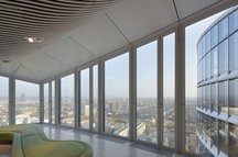 Wnętrze pomieszczenia biurowego z energooszczędnymi oknami Schüco, Sky Office Düsseldorf Fot.: Schüco 