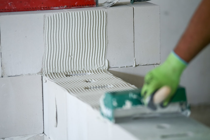 Prowadząc prace w czasie zimy należy pamiętać, że na etapie murowania bloczki nie mogą być przemarznięte, pokryte śniegiem ani lodem. Fot. H+H