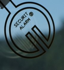 Miniaturowa forma i kształt  przypominający zwykły znak  graficzny sprawiają, że Securit Alarm  jest niemal niewidoczny. Fot. Glassolutions