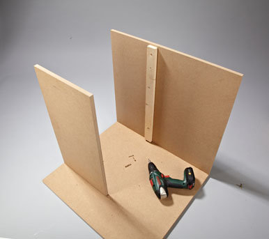 2. Gdy klej zwiąże, do tylnej ścianki przyklejamy i przykręcamy podpórkę montowanego później siedziska, a do ścianki bocznej – jego przedni wspornik.