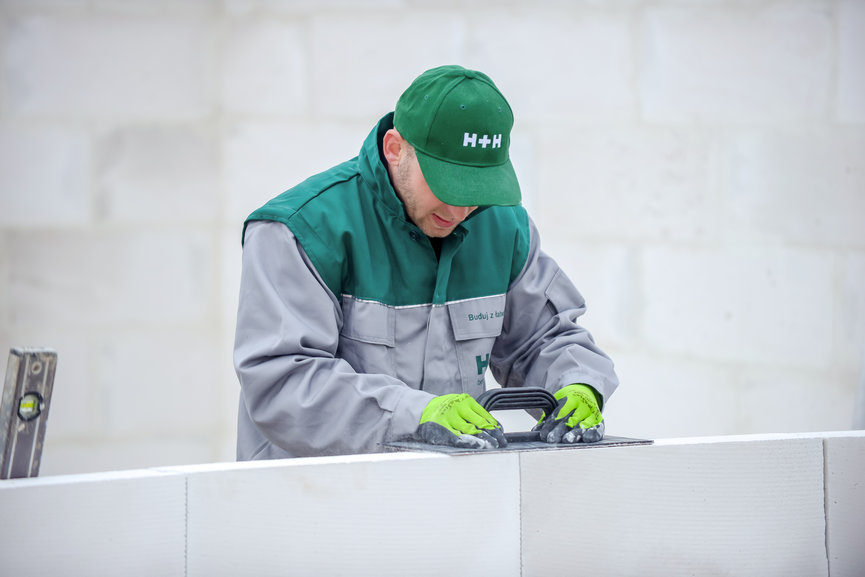 Ściany wykonane z bloczków H+H Silikaty,  w połączeniu z warstwą izolacyjną, tworzą przegrody o odpowiednim współczynniku przenikania ciepła i bez kłopotów zapobiegają uciekaniu energii na zewnątrz budynku.  Fot. H+H Polska