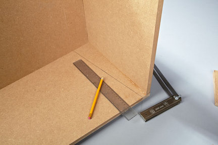 8. Kąt 100° między siedziskiem a oparciem przenosimy na ścianki boczne kątownikiem nastawnym.