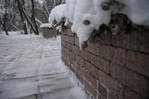 - Nawierzchnię najlepiej odśnieżyć jak najszybciej, zanim śnieg zostanie zadeptany i powstanie zalodzenie. Na zdjęciu nawierzchnia i murek z kostki  Natulit Massimo w kolorze torfowy brąz (Libet Decco)